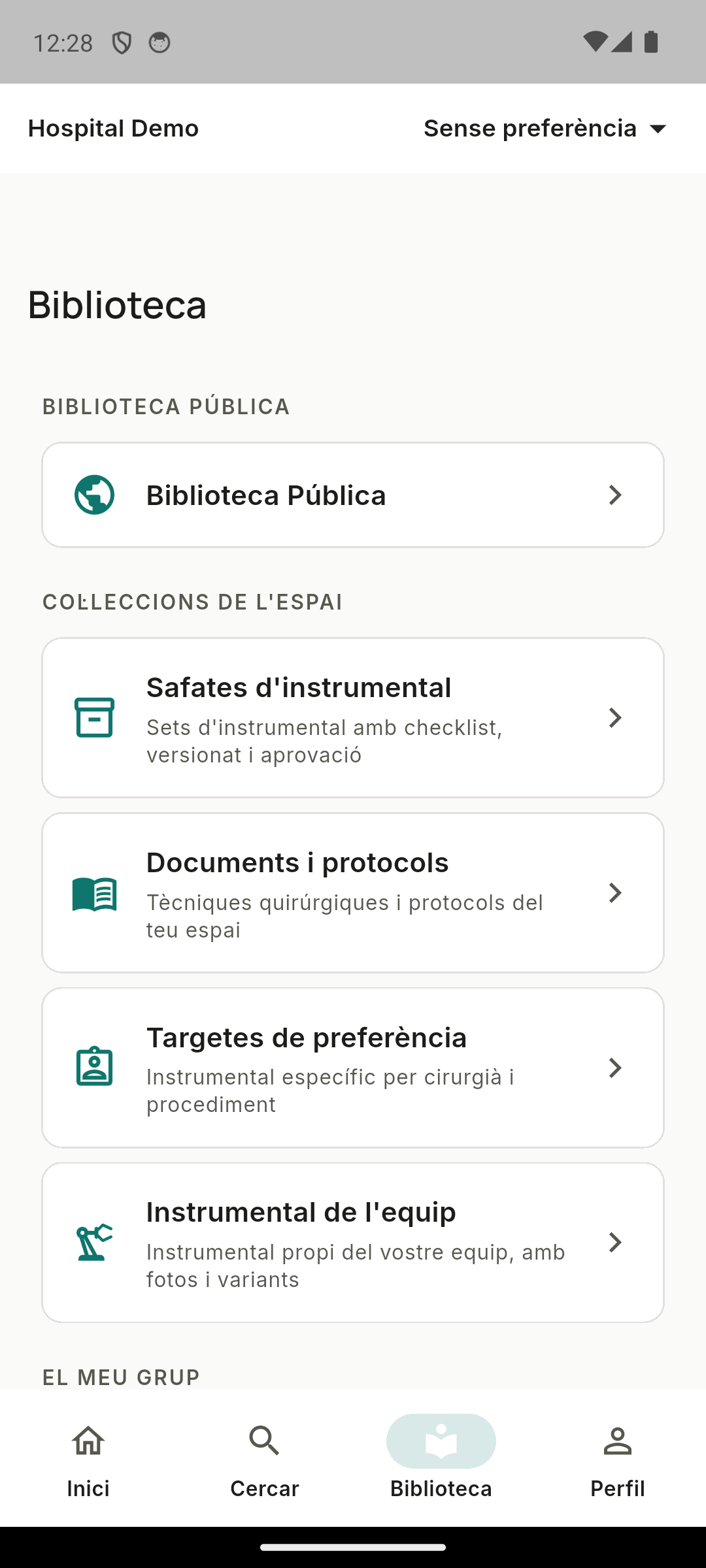 Espai de treball d'un grup, amb tècniques, safates i targetes de preferència